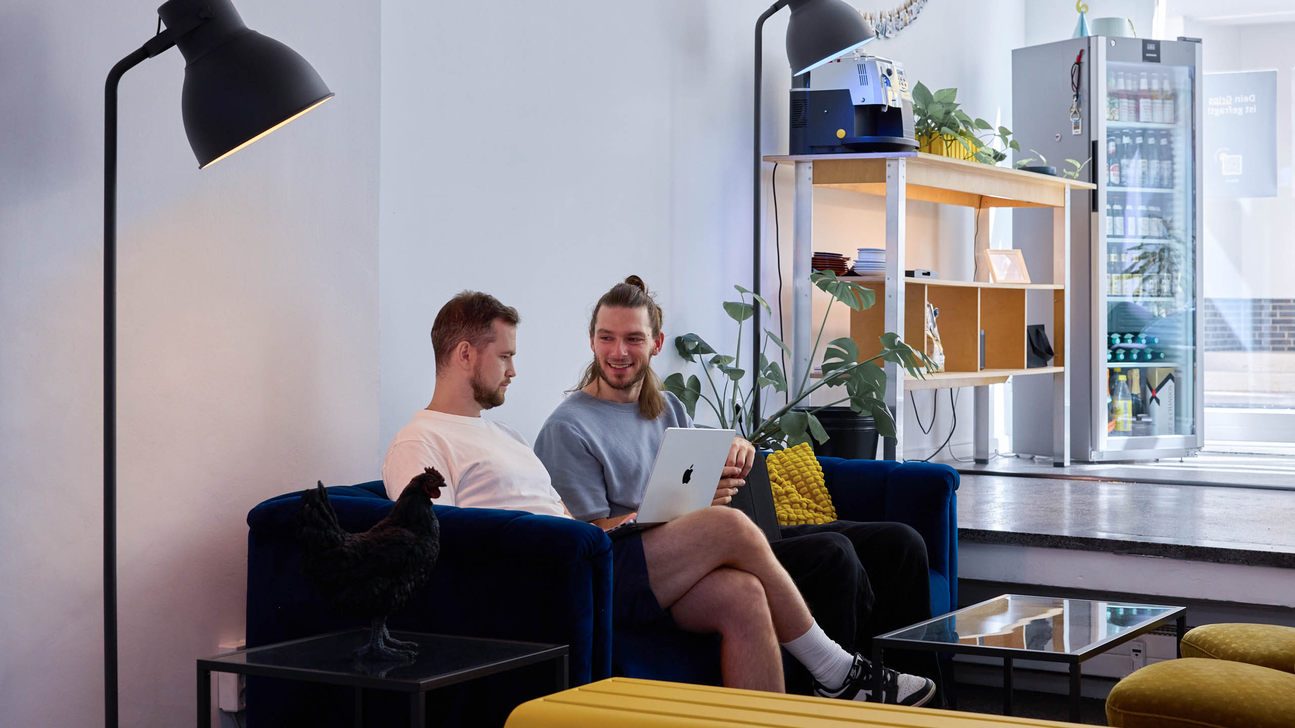 Netzwerken in der Sofa-Area im Coworking Space in Köln