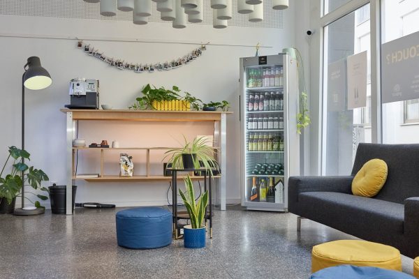 Küche und Loungebereich im Klüngelspace Köln – Ansicht 6