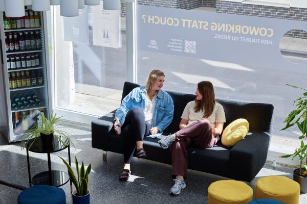 Küche und Loungebereich im Klüngelspace Köln – Ansicht 1