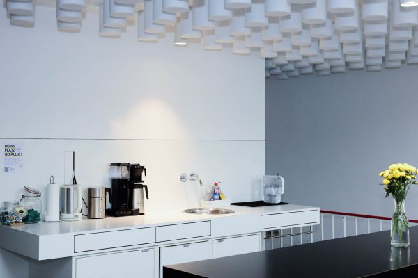 Küche und Loungebereich im Klüngelspace Köln – Ansicht 7