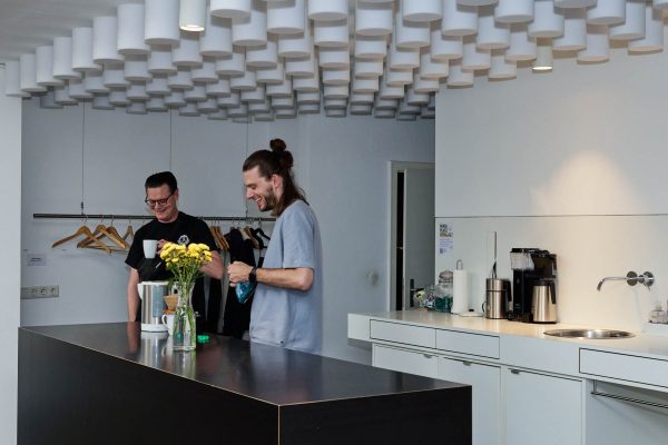 Küche und Loungebereich im Klüngelspace Köln – Ansicht 3
