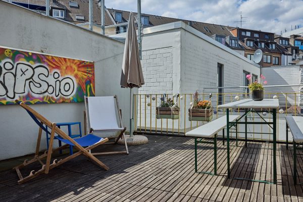 Küche und Loungebereich im Klüngelspace Köln – Ansicht 8