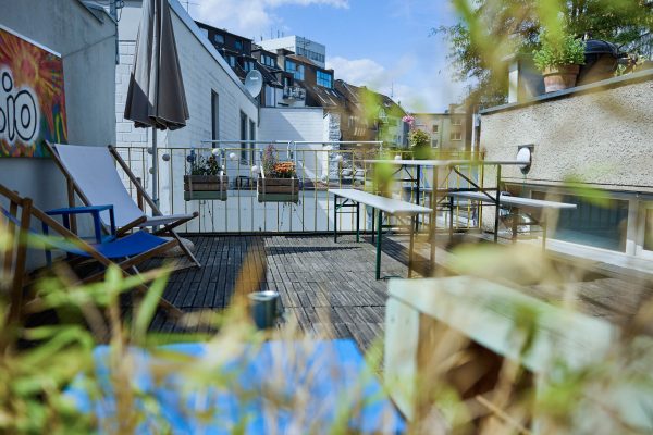Küche und Loungebereich im Klüngelspace Köln – Ansicht 2